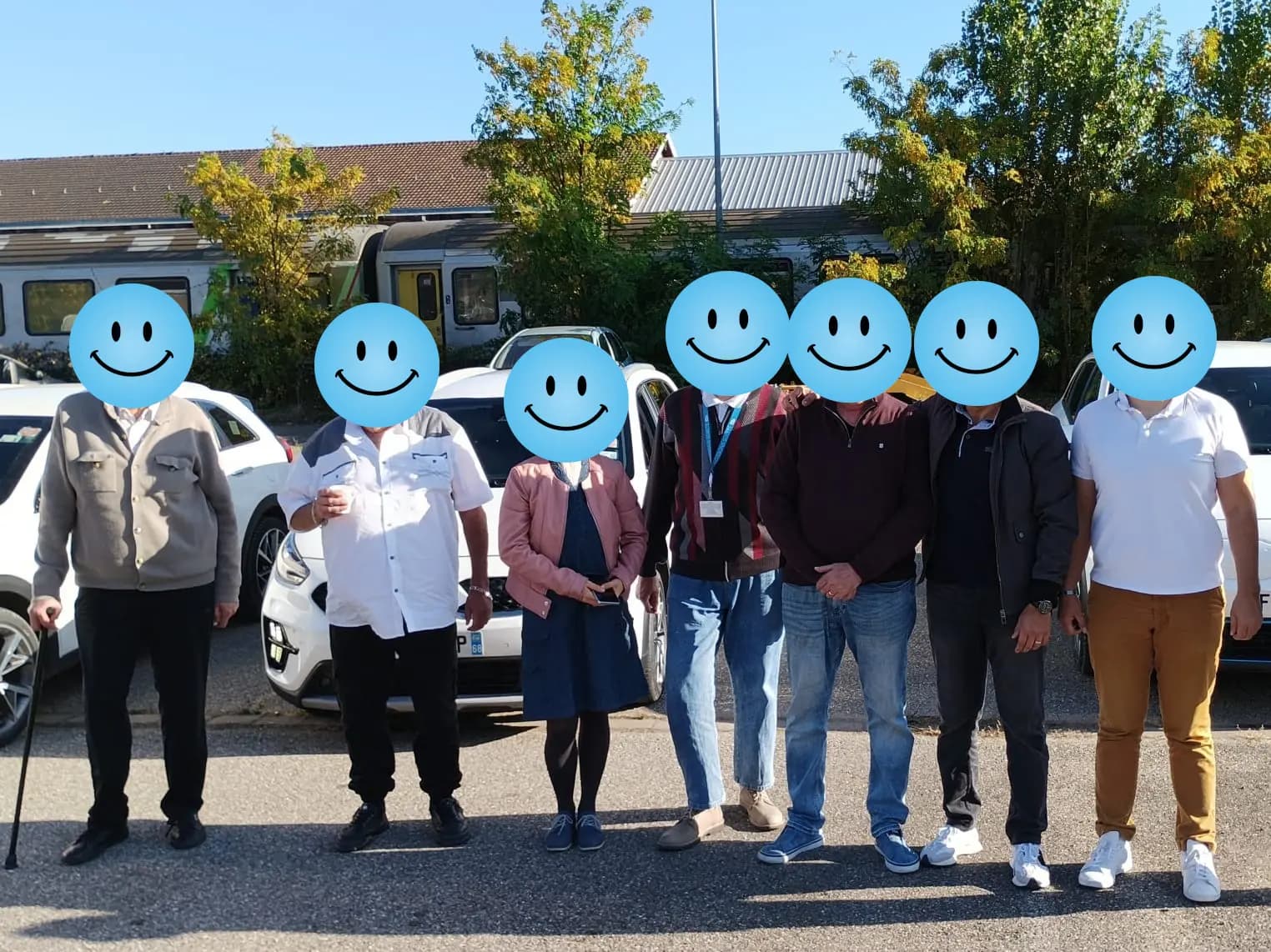 équipe de 8 chauffeurs prenant la pause devant leurs véhicules